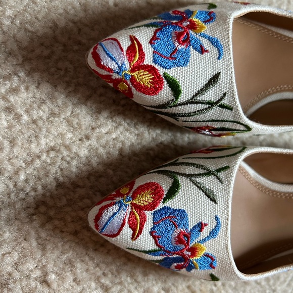 Tory Burch White Embroidered Floral Pointed-Toe Flats - Picture 2 of 5